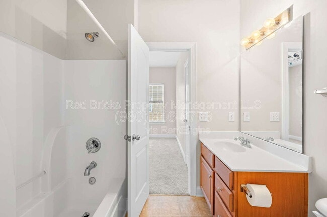 Building Photo - 10411 Alvarado Way