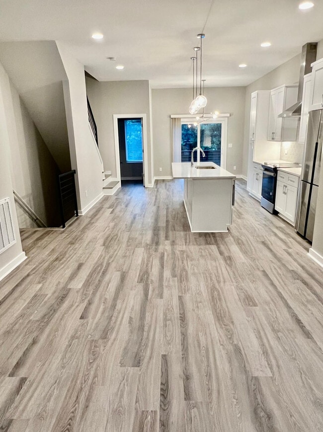 Building Photo - Room in Townhome on Gregg St
