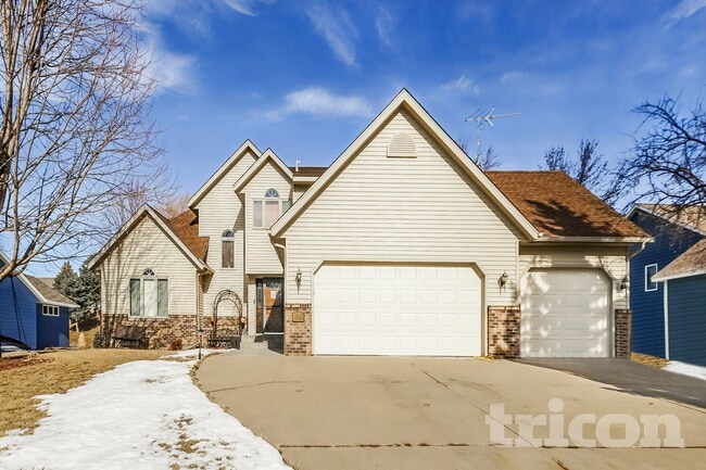 Building Photo - 209 Greenbriar Ln