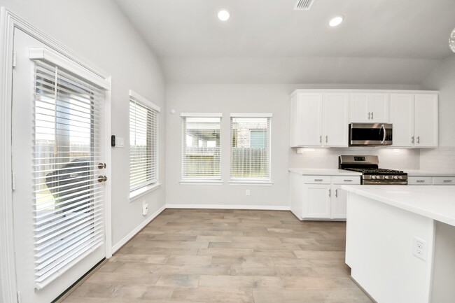 Building Photo - 9019 Emerald Cane Dr