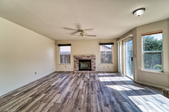 Building Photo - Spacious 4-Bedroom Home Near Happy Park