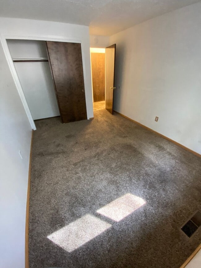 Building Photo - Two bedroom Two bath Condo close to the NV...