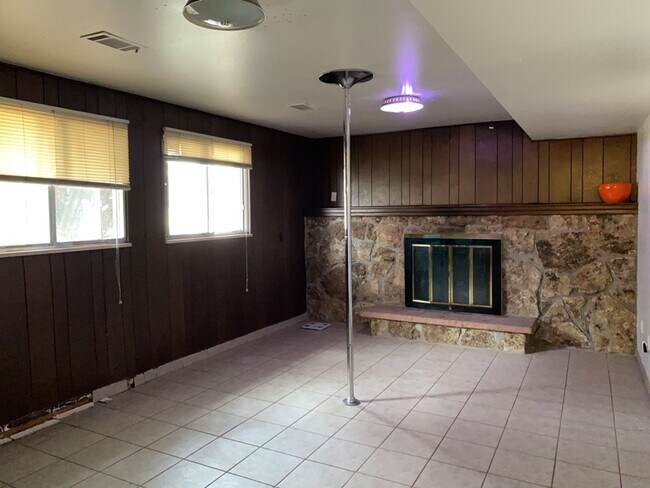 Building Photo - STUDENTS WELCOME! Sprawling 6 Bed / 3 Bath Home Near College and Drake