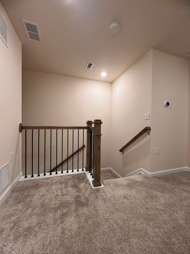Building Photo - 3BR 2.5BA Townhome