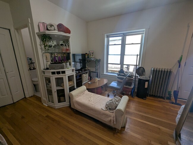 Building Photo - Fully Renovated Studio in Albany Park! Gre...