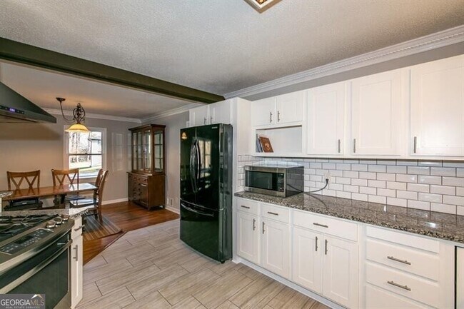 Building Photo - 2805 Pine Hill Dr