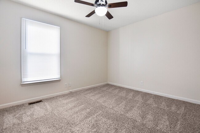 Building Photo - Three Bedroom in Sango!