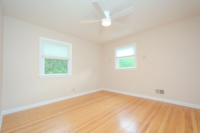 Building Photo - Recently Updated! 4 Bed/2.5 bath