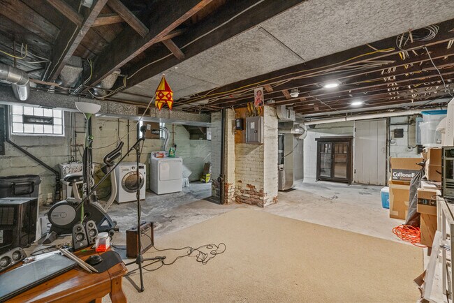 Building Photo - 5456 Upsal Pl