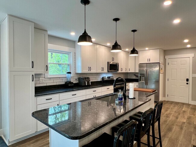 Building Photo - Beautifully Updated Home!  Fenced Yard!