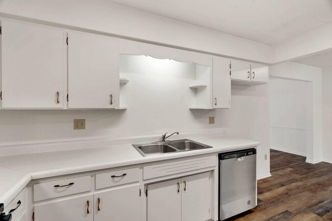 Building Photo - 2107 Garden Dr