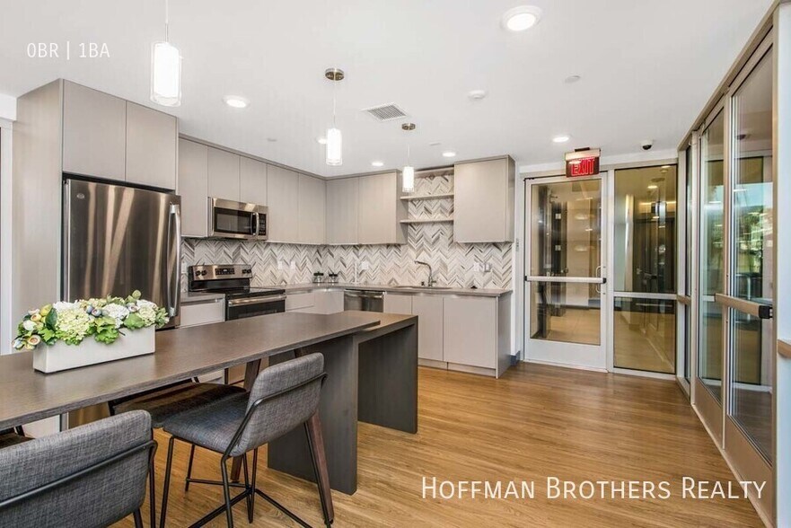 Building Photo - 455 S Kenmore Ave