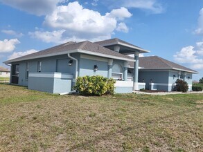 Building Photo - NW Spacious 3/2/2 on Saltwater Canal-Fish ...