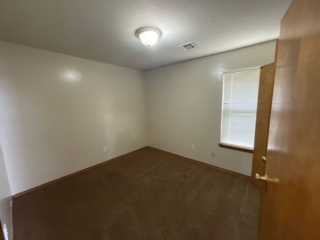 Building Photo - 4 bed, 2 bath, brick, gas stove, dishwashe...