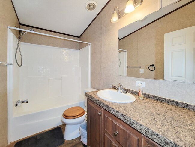 Building Photo - Cozy and Adorable home 4 bedroom 2 bath ho...