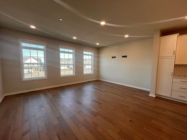 Building Photo - Move- In Ready 3 Bedroom Townhome!
