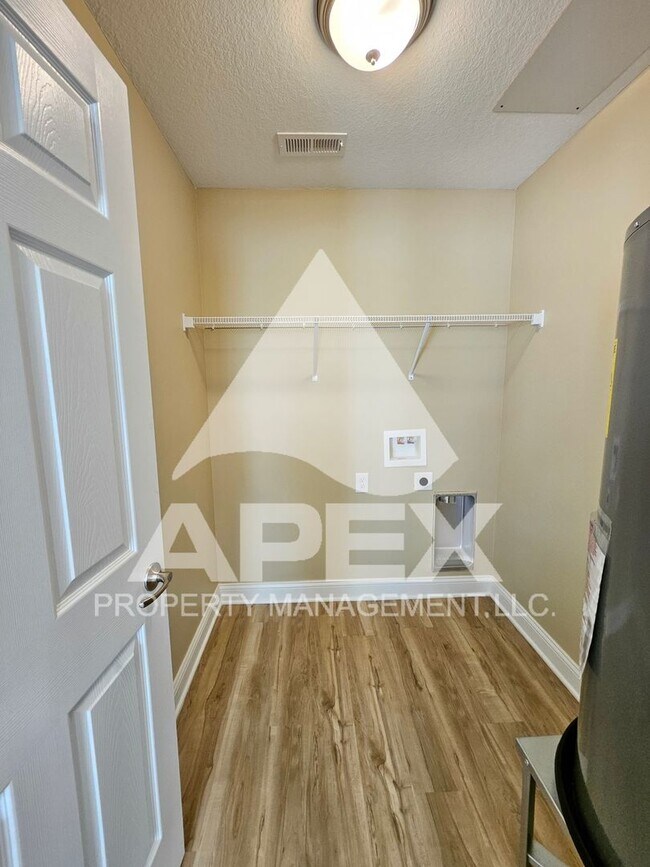 Building Photo - AVALON TOWNHOMES – LIKE NEW - 2 Bd/2.5 Ba Townhome off Topside Road with convenient access to Mar...