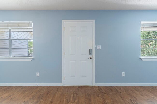 Building Photo - 1100 Shoreline Dr