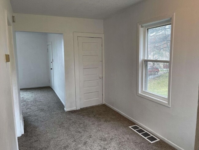 Building Photo - 627 E 5th St