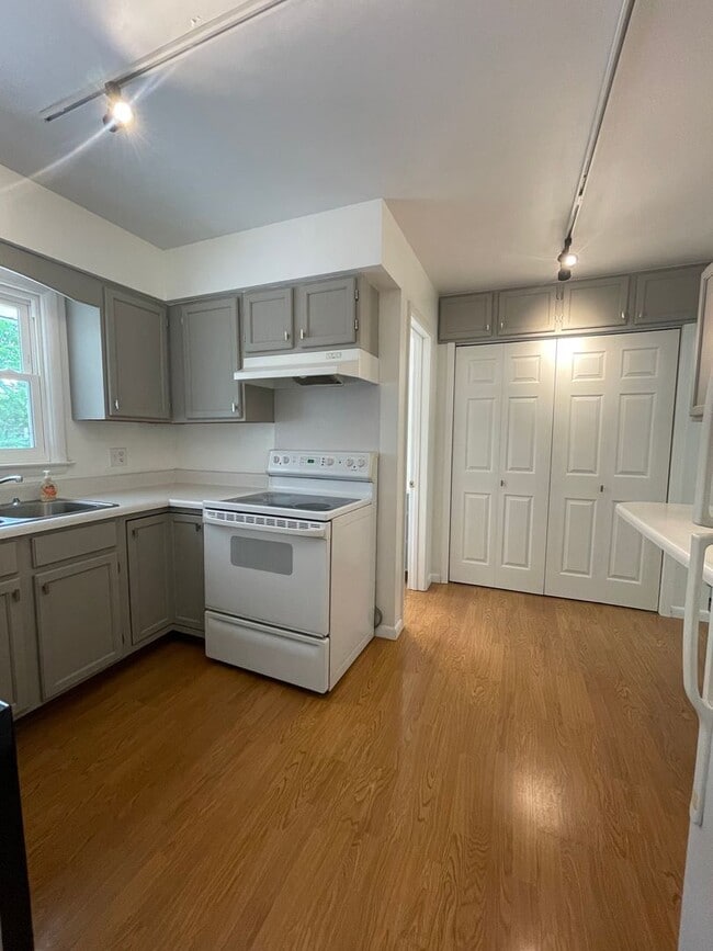 Building Photo - Three Bedroom Home in Richland