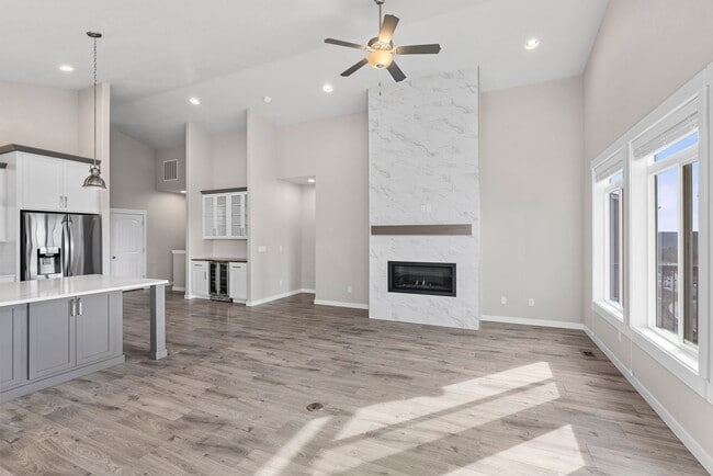Building Photo - Luxury Four Bedroom with Breathtaking Views