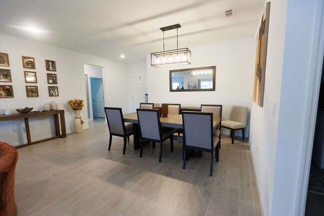 Building Photo - 4 Bedroom 2 Bath home for rent with beauti...