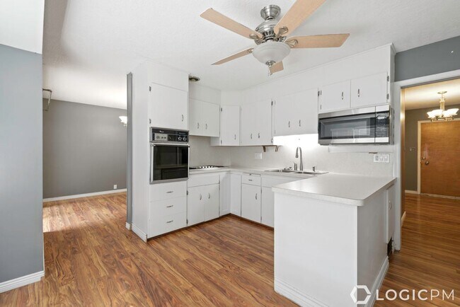 Building Photo - 1305 Henderson Dr