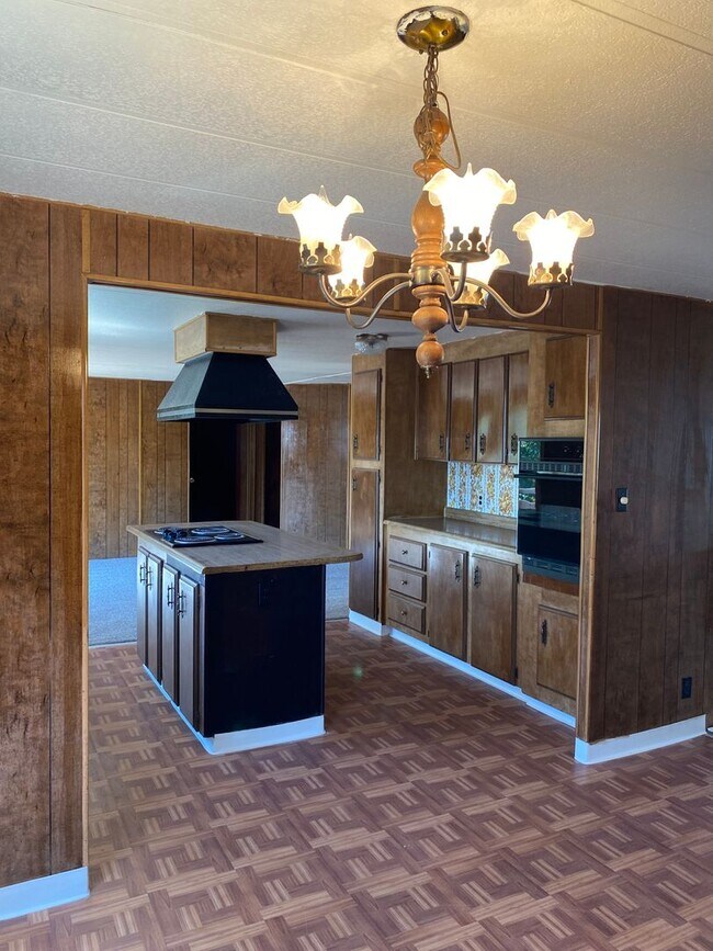 Building Photo - Large 3 bed 2 bath with fenced back yard