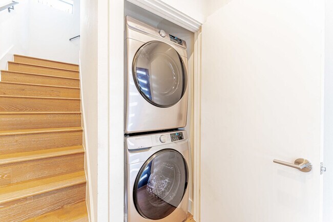 Building Photo - 1128 Chicon St