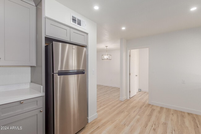 Building Photo - 10935 W Santa Fe Dr