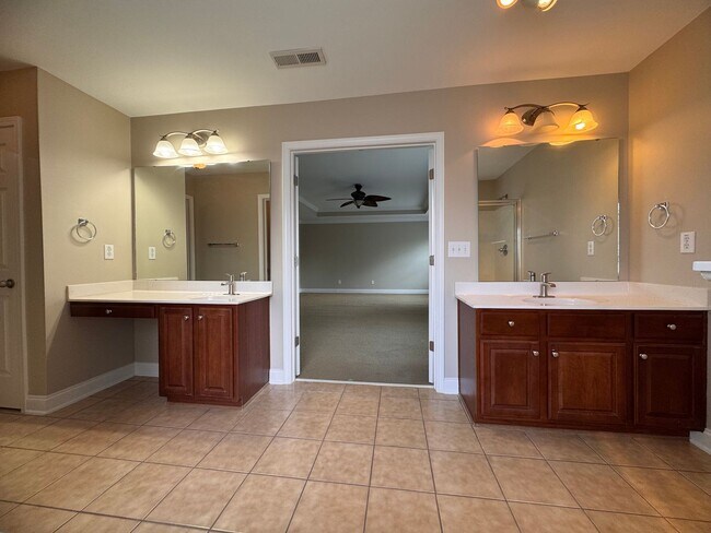 Building Photo - Stunning 5 Bedroom 4 Bath Home with 3 Car ...