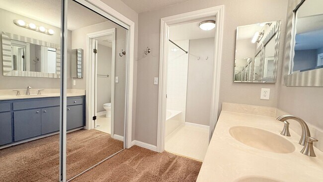 Building Photo - 750 N Paradise Valley Ct