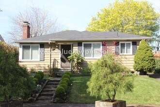 Building Photo - 2 Bed, 1 Bath Home Near Park Rose City Gol...
