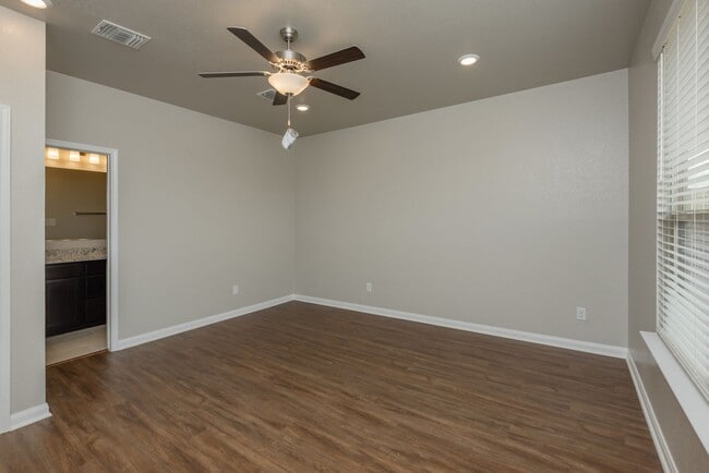 Building Photo - Beautifully designed and thoughtfully maintained duplex