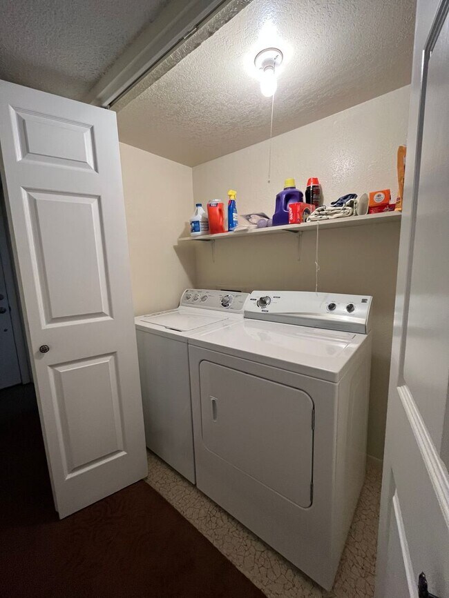 Building Photo - Large 4 bedroom with  yard