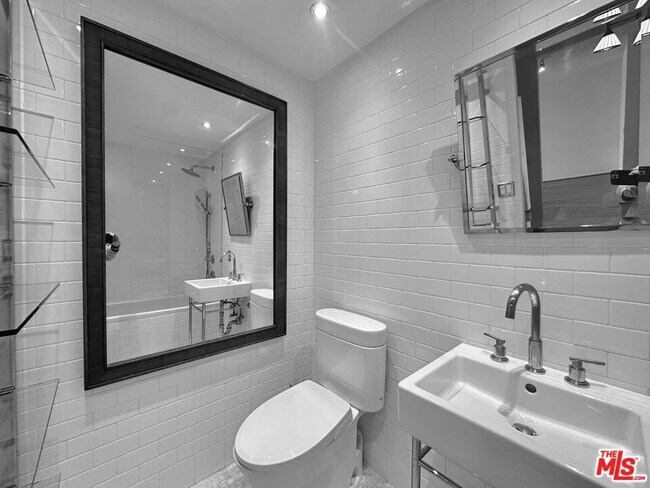 Building Photo - 999 N Doheny Dr