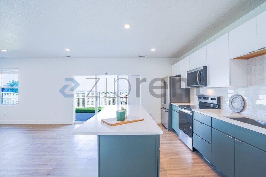Building Photo - Unit B