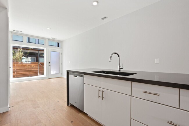 Building Photo - 2002 E 7th St