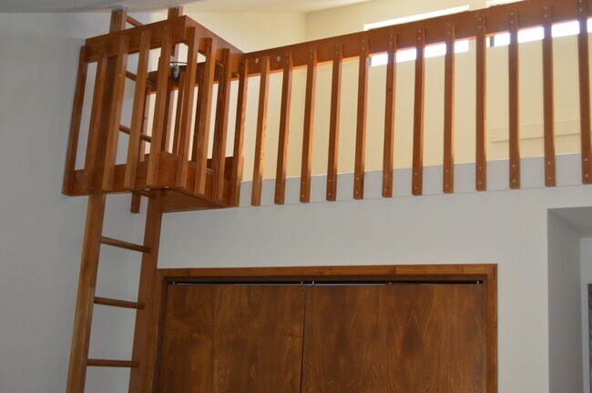 Building Photo - 1005 Drake Ct