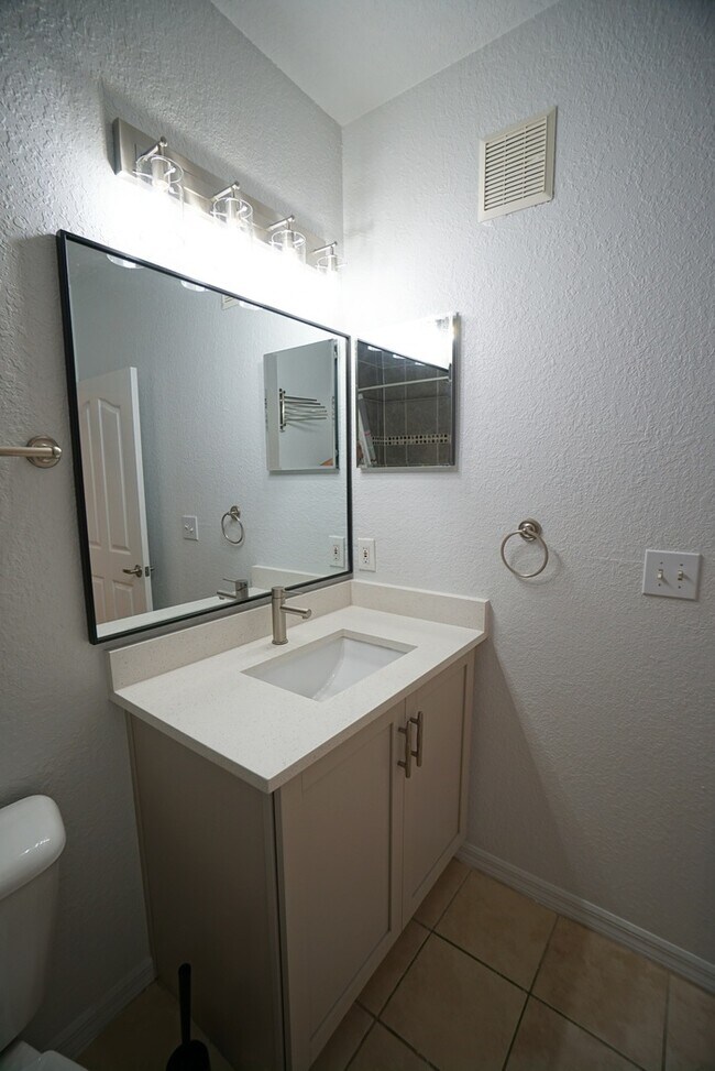 Building Photo - 1-Bed, 1-Bath Condo in South Tampa