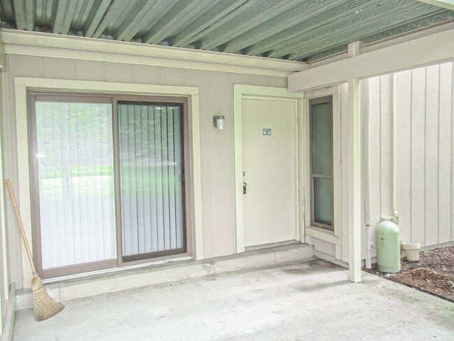 Building Photo - Charming 2 Bed 1 Bath Apartment With Paved...