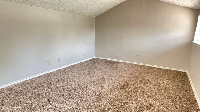 Building Photo - Spacious Townhome in the heart of Irving