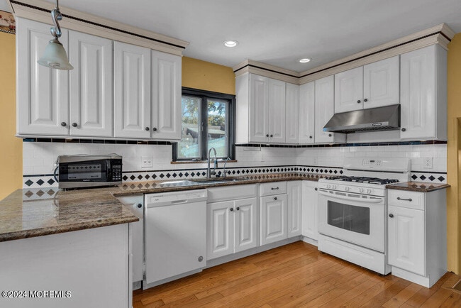 Building Photo - 691 Sussex Ct