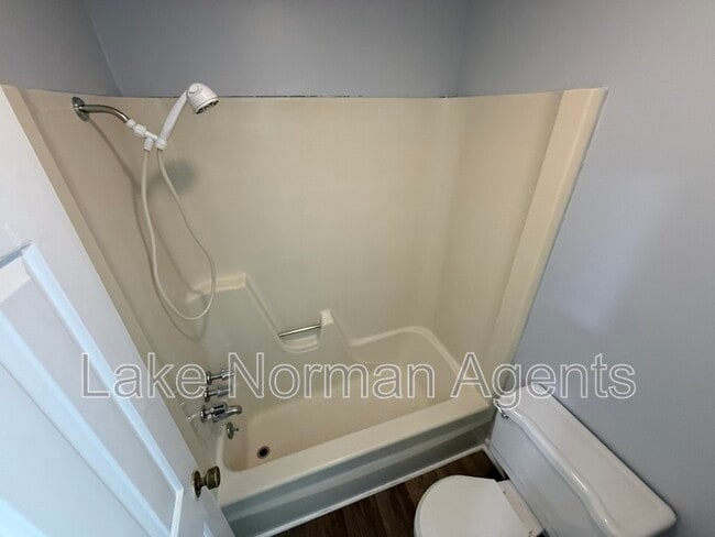 Building Photo - 435 3rd Ave Dr SE