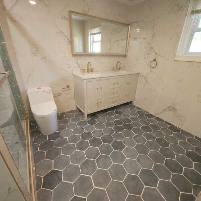 Building Photo - 214 Hermitage St