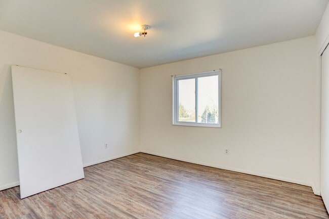 Building Photo - UPDATED 2 BEDROOM CONDO- Available August ...