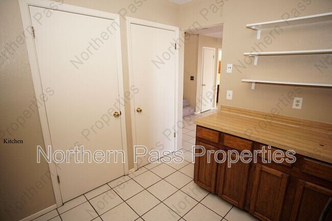 Building Photo - 637 Woodcrest Ln
