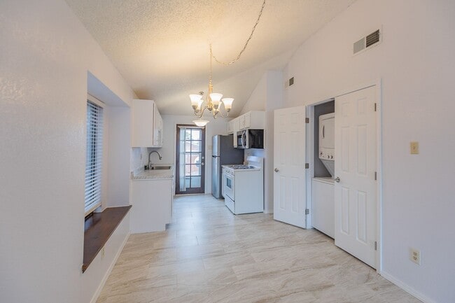Building Photo - Comfortable 2 Bed 2 Bath - Pet Friendly & New Amenities!