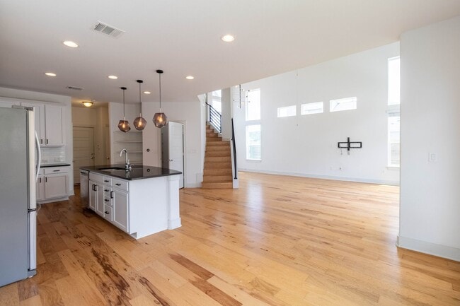 Building Photo - Amazing and peaceful 3/2.5 home in Austin!