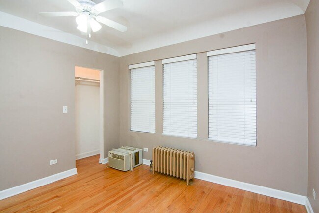 Building Photo - 2922 N Sacramento Ave